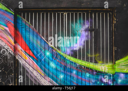 Detail eines anonymen Street Graffiti mit vielen Farben, fröhlich im städtischen Hintergrund. Stockfoto