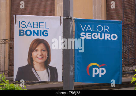 2019. April. Spanien. Banner der Wahlkampfpropaganda 'Volkspartei' für Wahlen zum Kongress, wo das Porträt seines Kandidaten für die Präsidentschaft o Stockfoto