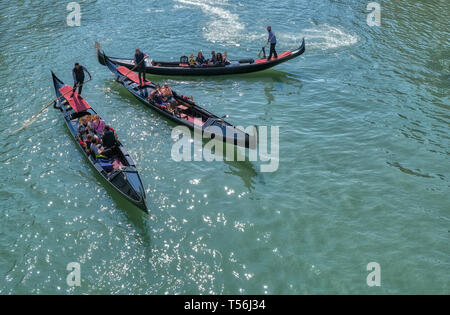 Venedig, Italien - 17 April 2019: Drei Gondeln in Canale Grande in Venedig, mehr als 400 Gondeln in Venedig tätig und bietet beliebte touristische Fahrten Stockfoto