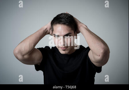 Portrait von frustriert gemischten Rennen jungen Mann mit verärgerten und betonte Gesicht. Suchen wahnsinnig und verrückt machen wütend und verzweifelten Gesten in Seenot. Fac Stockfoto