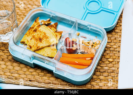 Kinder- Lunch Box mit gesunden Karotten, Erdbeeren und Omelett. Stockfoto