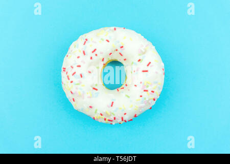Weiße, runde Donut auf blauem Hintergrund. Flach, Ansicht von oben. Pastellfarben Stockfoto
