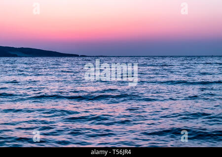 Eine weite Landschaft, schießen von Meer bei Sonnenuntergang mit tollen Farben. Foto bei Izmir/Türkei getroffen hat. Stockfoto