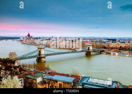 Ansicht des Budapester Parlaments und Kettenbrücke in der Dämmerung Stockfoto