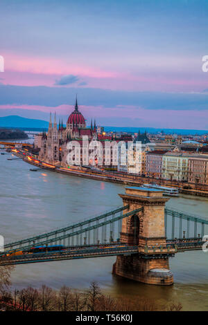 Ansicht des Budapester Parlaments und Kettenbrücke in der Dämmerung Stockfoto