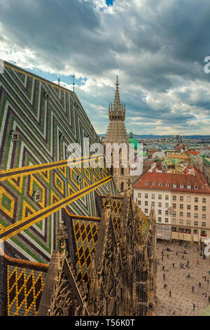 Blick von oben auf den Stephansdom in Wien, Österreich Stockfoto