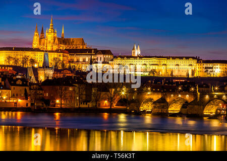 Prag, die in der Dämmerung. Die Prager Burg, die St. Vitus Kathedrale und die Karlsbrücke sind beleuchtet gesehen Stockfoto