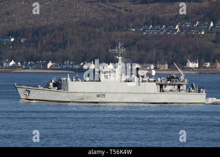 HMS Belfast (M109), ein Sandown-Klasse minehunter von der Royal Navy betrieben, vorbei an Gourock zu Beginn der Übung gemeinsame Krieger 19-1. Stockfoto