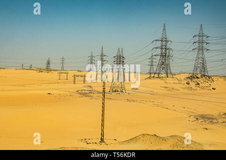 Luftaufnahme Hochspannung Metall post. Hochspannungs-tower Top view Landschaft der Wüste Ägypten Assuan. Stockfoto
