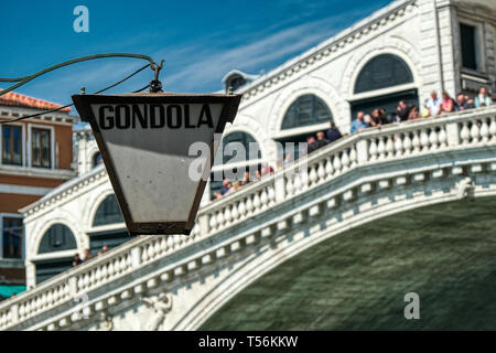 Gondel service Laterne mit Defokussierten Rialto Brücke, voll von Touristen im Hintergrund in Venedig, Italien Stockfoto