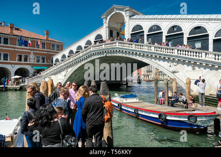 Venedig, Italyy - 17. April 2019: Touristen in der Schlange ein Bild vor der Rialto Brücke in Venedig, Italien Stockfoto