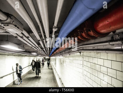 Die Leitungen an der Decke der Gehweg in die U-Bahn Tunnel in New York City Stockfoto