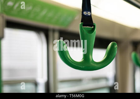 Grünen bus Trageriemen auf morgens auf dem Weg zur Arbeit in der Stadt zu arbeiten Stockfoto