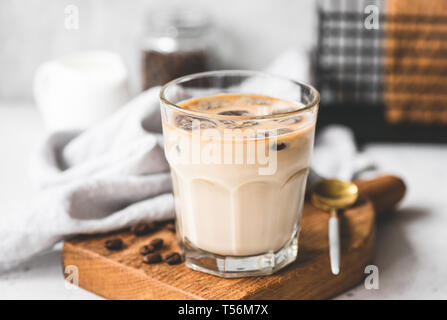 Eis Kaffee Latte in Glas. Erfrischendes Eis kalt trinken. Energie steigern Stockfoto