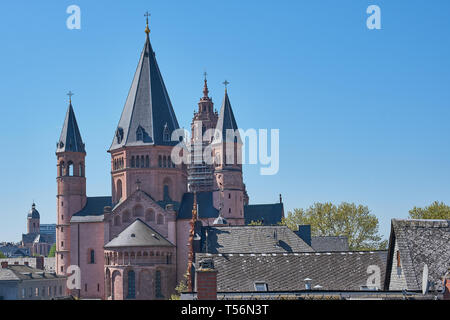 Die St. Martins Dom, Dom zu Mainz, Deutschland, horizontalen Farbe Bild an einem wolkenlosen Tag Stockfoto