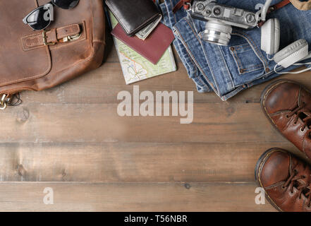 Rucksack Zubehör und Einzelteile auf Holz Hintergrund mit Kopie Raum vorzubereiten, Flach, Ansicht von oben Hintergrund Stockfoto