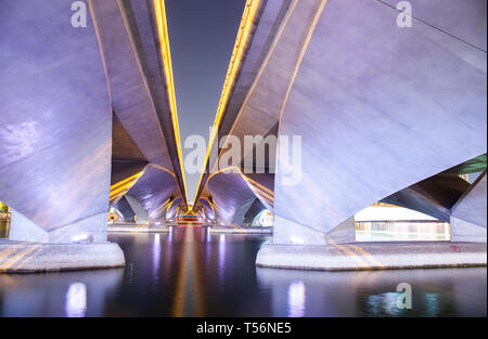 Abstrakte Foto von einer Brücke bei Nacht Stockfoto