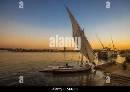 Schöne Aussicht auf den Sonnenuntergang der Nil in Ägypten Stockfoto