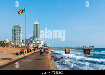 Colombo, Sri Lanka - April 5, 2019: Galle Face Green Beach und Waterfront Park und Wohngebiet in Colombo, der Hauptstadt von Sri Lanka Stockfoto