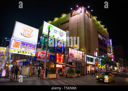 Nachtansicht von Kokusai-Dori Einkaufsstraße in Naha, Okinawa, Japan Stockfoto