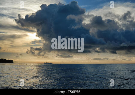 Ein Schiff verlässt den Hafen von Los Angeles und Position heraus zum Meer. Stockfoto