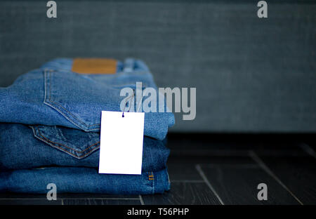 Stapel von Blue demin im Store zum Verkauf. Stockfoto
