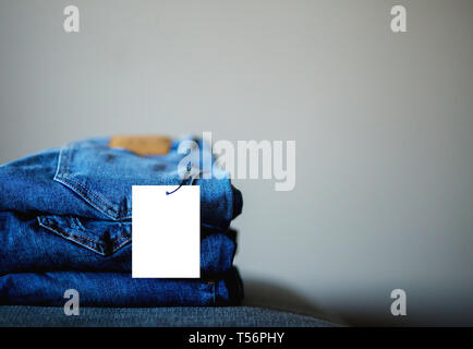 Stapel von Blue demin im Store zum Verkauf. Stockfoto
