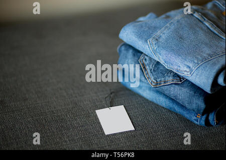 Stapel von Blue demin im Store zum Verkauf. Stockfoto
