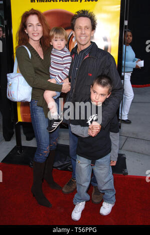 LOS ANGELES, Ca. Januar 28, 2006: Produzent Brian Grazer & Frau GIGI LEVANGIE & Kinder bei der Weltpremiere in Hollywood, der animierten Film Curious George. © 2006 Paul Smith/Featureflash Stockfoto