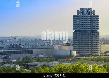 München, Deutschland - 22. April 2018: BMW Zentrale Office Tower, Produktionsanlagen und die Produktionsanlagen von bayerischen Automobilhersteller. Stockfoto