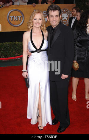 LOS ANGELES, Ca. Januar 29, 2006: Marg Helgenberger & Mann Alan Rosenberg, Präsident der SAG, auf der 12. jährlichen Screen Actors Guild Awards im Shrine Auditorium, Los Angeles. © 2006 Paul Smith/Featureflash Stockfoto