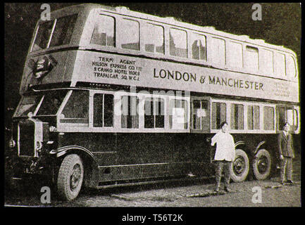 Typ FCX Schlafwagen Service - ein 1930er Abbildung mit sechs Rädern Langstrecken englischen Doppeldeckerbusses (mit Treiber und Dirigent) Reisen von London nach Manchester, die Anzeige "Agent-Nelson Express Company Ltd, 8 Grand Hotel Gebäude, Trafalgar Square, London'. Es war auf einem Strachan Körper gebaut und 13 Fuß, 9 Zoll hoch und wurde sowohl für 2- und 4-Bett Kabinen ausgestattet, eine Küche und eine Telefonzentrale Stockfoto