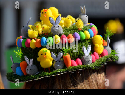 Easter Bonnet Parade 2019 an der Schlacht Marktplatz, Kampf, Sussex, UK Stockfoto