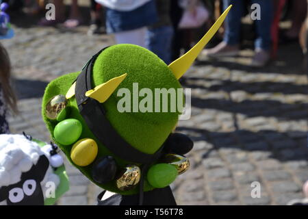 Easter Bonnet Parade 2019 an der Schlacht Marktplatz, Kampf, Sussex, UK Stockfoto