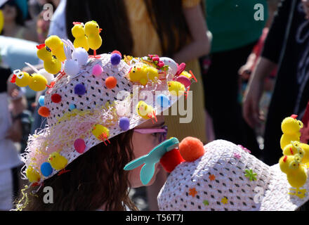 Easter Bonnet Parade 2019 an der Schlacht Marktplatz, Kampf, Sussex, UK Stockfoto