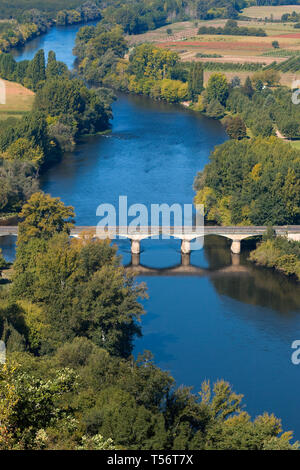 Blick über den Fluss Dordogne von Domme Dorf gesehen. Die Brücke über den Fluss in Domme Stadt. Mittelalterliche Brücke über Blue River im Perigord Region. Stockfoto