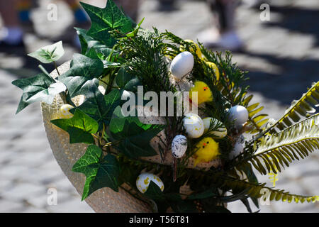 Easter Bonnet Parade 2019 an der Schlacht Marktplatz, Kampf, Sussex, UK Stockfoto