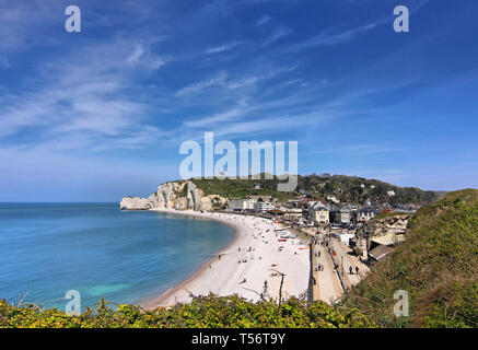 Etretat Dorf und die berühmten weißen Kreidefelsen in der Normandie, Frankreich. Luftbild von den Klippen zu Bay Beach Stadt am Meer in der Normandie. Stockfoto