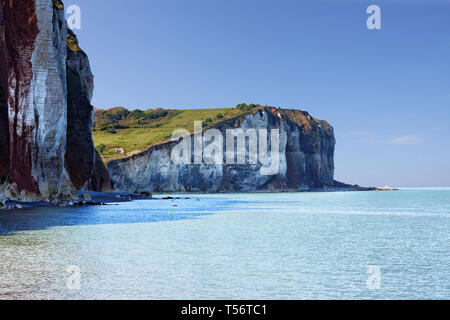 Klippen an der Küste der Normandie, Les Petites-Dalles, Frankreich. Blue Beach Lagoon mit dem weißen Kreidefelsen gemalt von Claude Monet Stockfoto