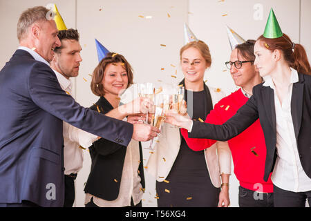 Geschäft Leute an Office Party anstoßen Stockfoto