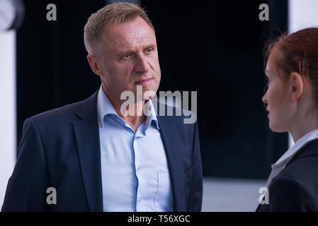 Portrait von schweren Reifen Geschäftsmann im Gespräch mit weiblichen Kollegen Stockfoto