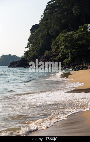Blue Laguna Beach auf Koh Chang, Thailand, April 2018 Stockfoto