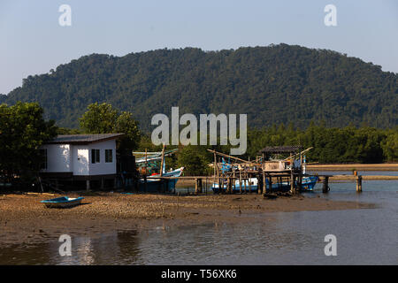 Das kleine Fischerdorf auf der thailändischen Insel Ko Chang im April 2018 Stockfoto