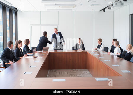 Geschäft Leute treffen im Büro, Partner die Hände schütteln Stockfoto
