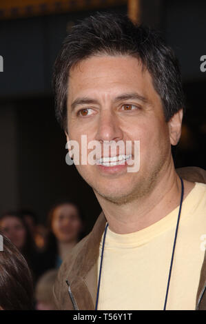 LOS ANGELES, Ca. März 19, 2006: Schauspieler Ray Romano bei der Weltpremiere seines neuen Films "Ice Age: Die kernschmelze" des Grauman Chinese Theater, Hollywood. © 2006 Paul Smith/Featureflash Stockfoto