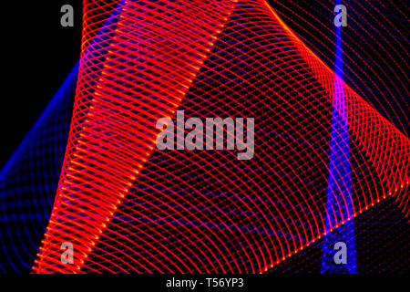 Abstrakte farbige Linien auf schwarzem Hintergrund. Muster von Linien, die bunten Figuren. Stockfoto