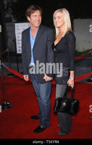 LOS ANGELES, Ca. 11. April 2006: Schauspieler Dennis Quaid & Frau KIMBERLY BUFFINGTON im Rahmen der Weltpremiere in Los Angeles, seines neuen Films American Dreamz. © 2006 Paul Smith/Featureflash Stockfoto