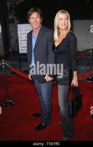 LOS ANGELES, Ca. 11. April 2006: Schauspieler Dennis Quaid & Frau KIMBERLY BUFFINGTON im Rahmen der Weltpremiere in Los Angeles, seines neuen Films American Dreamz. © 2006 Paul Smith/Featureflash Stockfoto