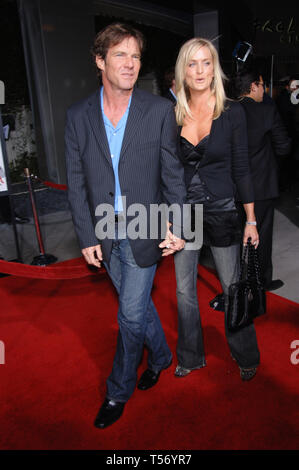 LOS ANGELES, Ca. 11. April 2006: Schauspieler Dennis Quaid & Frau KIMBERLY BUFFINGTON im Rahmen der Weltpremiere in Los Angeles, seines neuen Films American Dreamz. © 2006 Paul Smith/Featureflash Stockfoto