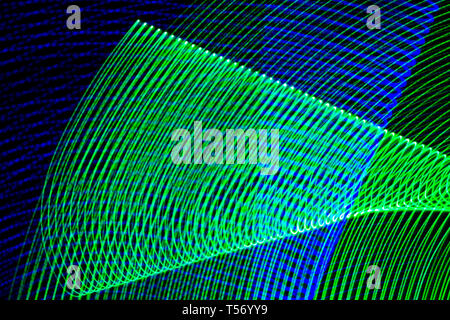 Abstrakte farbige Linien auf schwarzem Hintergrund. Muster von Linien, die bunten Figuren. Stockfoto